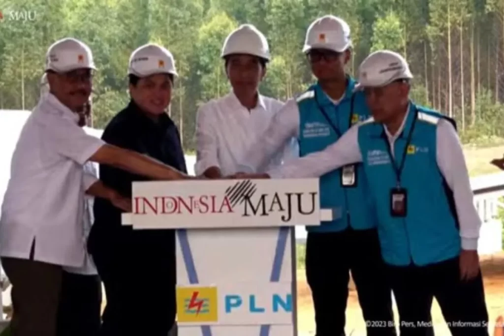 Presiden Joko Widodo ketika meresmikan peletakan batu pertama proyek PLTS di IKN, Kaltim (Ant)